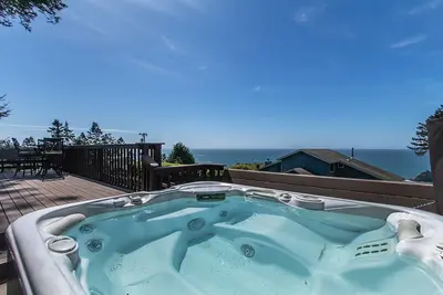 Image de Nouveau! Seawood Vista ~ Vues uniques sur l'océan avec bain à remous sur plus d'un acre.