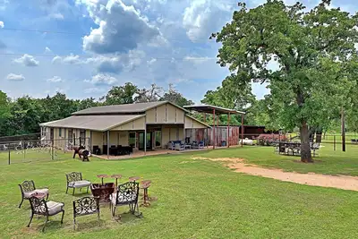 Image de 4 D Guest Ranch Barndominium sur 400 acres avec 300 animaux et 3 étangs ensemencés
