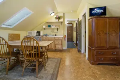 Image de Nouvellement LISTÉ! Au Centre-Ville Friday Harbour! Suite Miner