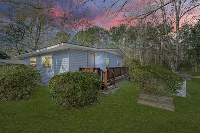 Image de Chalet au bord du lac avec débarcadère, quai, foyer et immense terrasse!