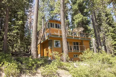 Image de Woodland Retreat: 5 Br / 3. 5 Ba maison / cabine à Tahoe City, pour 10 personnes