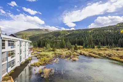 Image de 2 lits 2 salles de bain avec des vues incroyables à Riverbank Lodge à côté de la télécabine