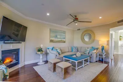 Image de Ensoleillé Bright Town Home. Idéalement situé de la baie à la mer en quelques minutes.