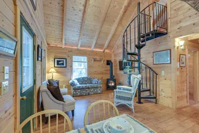 Image de Cabine mezzanine avec terrasse extérieure près du parc national Acadia!