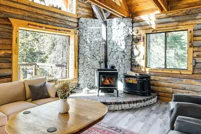 Image de 'Dreamtime Cabin' w / Deck dans la forêt Sequoia Natl!