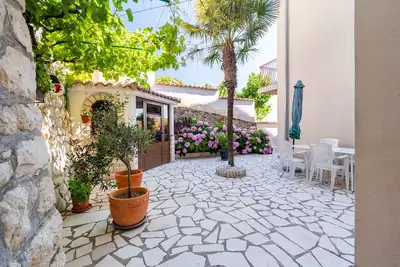 Image de Appartement d'une chambre avec le balcon et la vue sur le mer Rab (A-14120-b)