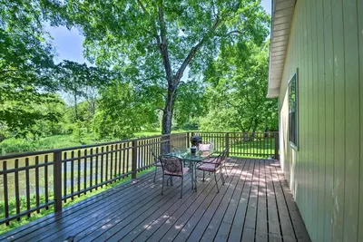 Image de Rustique Ironton Home w \/ Deck & Fireplace sur un ruisseau!