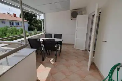 Image de Appartement de deux chambres avec la terrasse et la vue sur le mer Rab (A-14792-a)