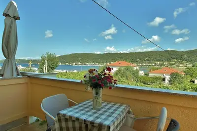 Image de Appartement d'une chambre avec le balcon et la vue sur le mer Supetarska Draga - Donja, Rab (A-4954-c)