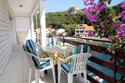 Image de Appartement de deux chambres prés de la plage Zavalatica, Korcula (A-9285-b)