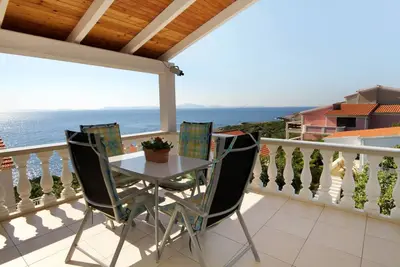 Image de Appartement de deux chambres avec la terrasse et la vue sur le mer Zavalatica, Korcula (A-9280-b)