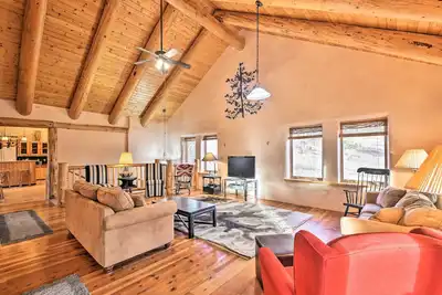 Image de Eagle Nest Home avec bain à remous et vues - 5 min du lac