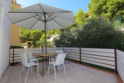 Image de Garçonnière avec la terrasse Duce, Omis (As-12687-a)