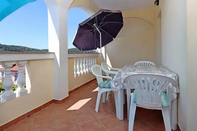 Image de Appartement de deux chambres avec la terrasse et la vue sur le mer Lopar, Rab (A-14804-d)