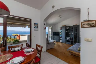 Image de Appartement de trois chambres avec la terrasse et la vue sur le mer Duce, Omis (A-14587-a)