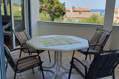 Image de Appartement de deux chambres avec la terrasse et la vue sur le mer Rab (A-14792-e)