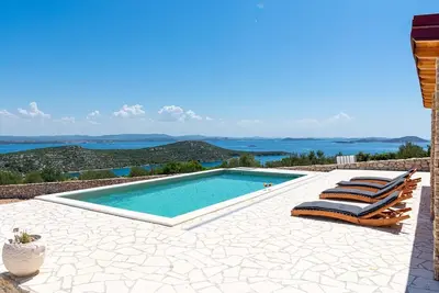 Image de Maison pour la famille avec la piscine Baie Triluke, Pasman (K-13577)
