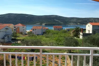 Image de Appartement de deux chambres avec le balcon et la vue sur le mer Poljica, Trogir (A-14803-b)