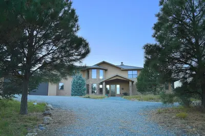 Image de Mountain View Retreat - 2 espaces de vie, bain à remous, table de ping-pong et billard, barbecue