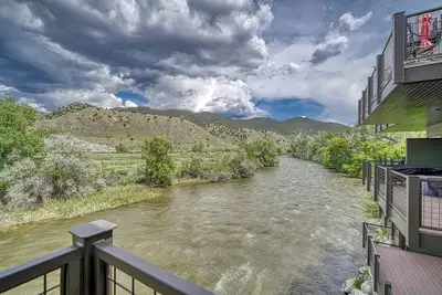 Image de Riverfront Townhome avec 4 balcons-distance de marche du centre-ville de Salida