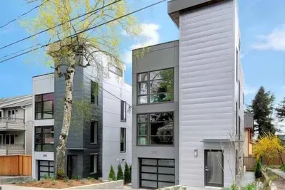 Image de Bois moderne + acier. Terrasse avec vue sur le lac. parking. Été.