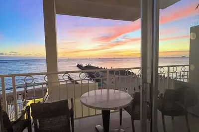 Image de Direct Oceanfront Waikiki! Parking, piscine, bain à remous, salle de sport incl