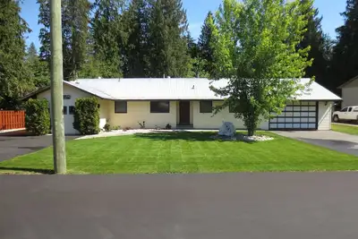 Image de Entièrement meublé, maison de style éleveur de 2000 pieds carrés, avec climatisation