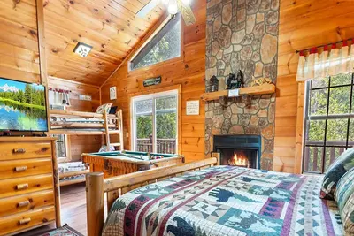 Image de Empreintes de patte} Jacuzzi / Jacuzzi / Table de billard / Wifi