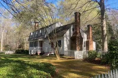 Image de Délices des voyageurs du temps! Propriété des années 1760 dans 110 acres de forêt ancienne