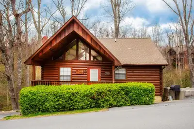 Image de Cabine située au cœur des Smokies * Grill * Ac * WiFi gratuit * Jacuzzi * Piscine.