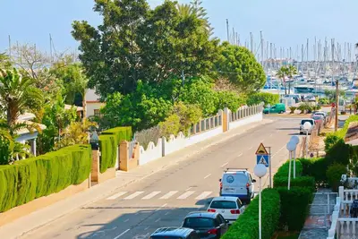 Image de \"La Pata\" dans le port de Denia avec air conditionné