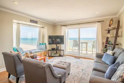 Image de Condo familial en bord de mer avec installations incroyables, accès à la piscine et �� la plage, kiosques de jardin et centre de loisirs avec gymnase, piscine intérieure / jacuzzi et salons.