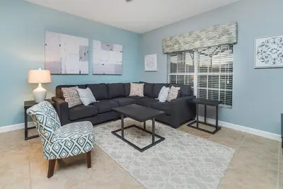 Image de À quelques minutes de Disney, installations de villégiature gratuites, piscine à débordement privée, laveuse et sécheuse