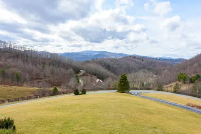 Image de 4br / 4. 5ba Magnifique maison de montagne avec bain Ă remous, vues Ă long terme, table de billard, belle cuisine, foyers au gaz et au bois