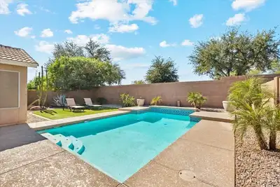 Image de Belle maison dans un quartier calme avec piscine privée!