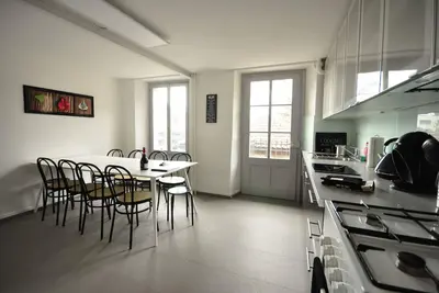 Image de Nouvellement rénové appartement de 4 chambres. 3 minutes à Interlaken. 12 personnes. Balcon