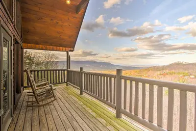 Image de Rustic Sevierville Mtn Cabin w / Views & 2 Decks!