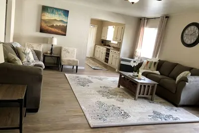 Image de Grande maison rénovée 4bd / 1ba à 50 mètres de la rivière!