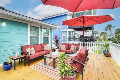 Image de Confortable Galveston Home w / Deck - Marchez jusqu'à la plage!