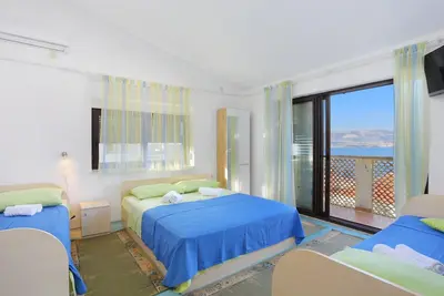 Garçonnière avec le balcon et la vue sur le mer Slatine, Ciovo (As-9453-a)