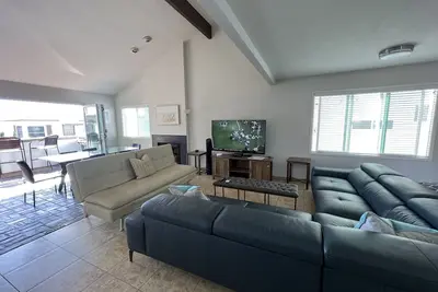 Image de Emplacement Parfait, Spacieux et abordable! Plage De La Mission Du Sud Pas vers l'océan!