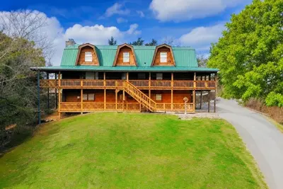 Image de \"Smoky Bear Lodge With Guest House\" Idéal pour les réunions de famille et les escapades de groupes nombreux.