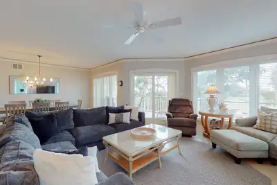 Image de 4 Chambre bord de l'océan Villa à Windsor Place!
