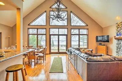 Image de Lakefront Roscommon Home avec quai, patio et jeux!