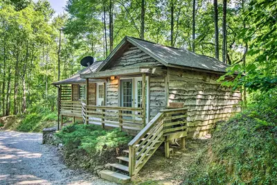 Image de Cozy Robbinsville Cabin w / Deck & Forest Views!