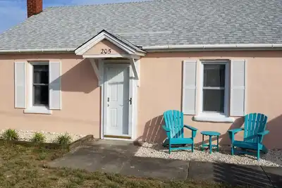 Image de Bungalow de plage vintage. Étapes pour aller à la plage! Apportez votre chien! Nouvelle liste!