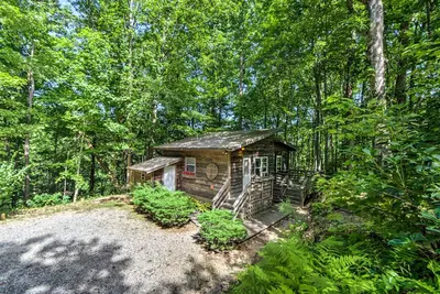 Image de Cabine Serene Robbinsville avec véranda grillagée et grill