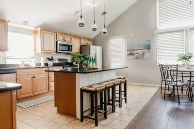 Image de Maison de plage accueillante avec bain à remous extérieur et foyer - 1 pâté de maisons de la plage