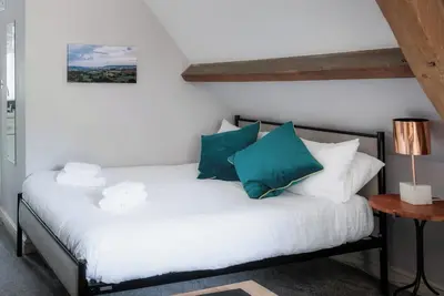 Image de Coach House indépendant près de Bath, 4 couchages avec entrée privée, salle de bains en marbre, parking, Wifi