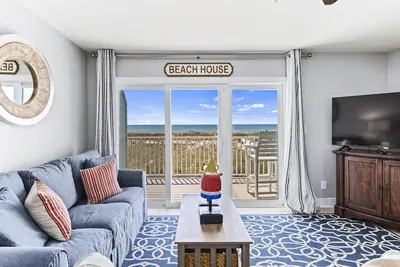 Image de Réveillez-vous avec une vue incroyable! - Maison de ville de luxe en bord de mer avec vue directe sur l'océan!